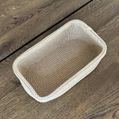 Naturlig kurv af jute med ombuk. Høj kvalitet og alsidighed – velegnet til brød og køkkenhåndklæder.