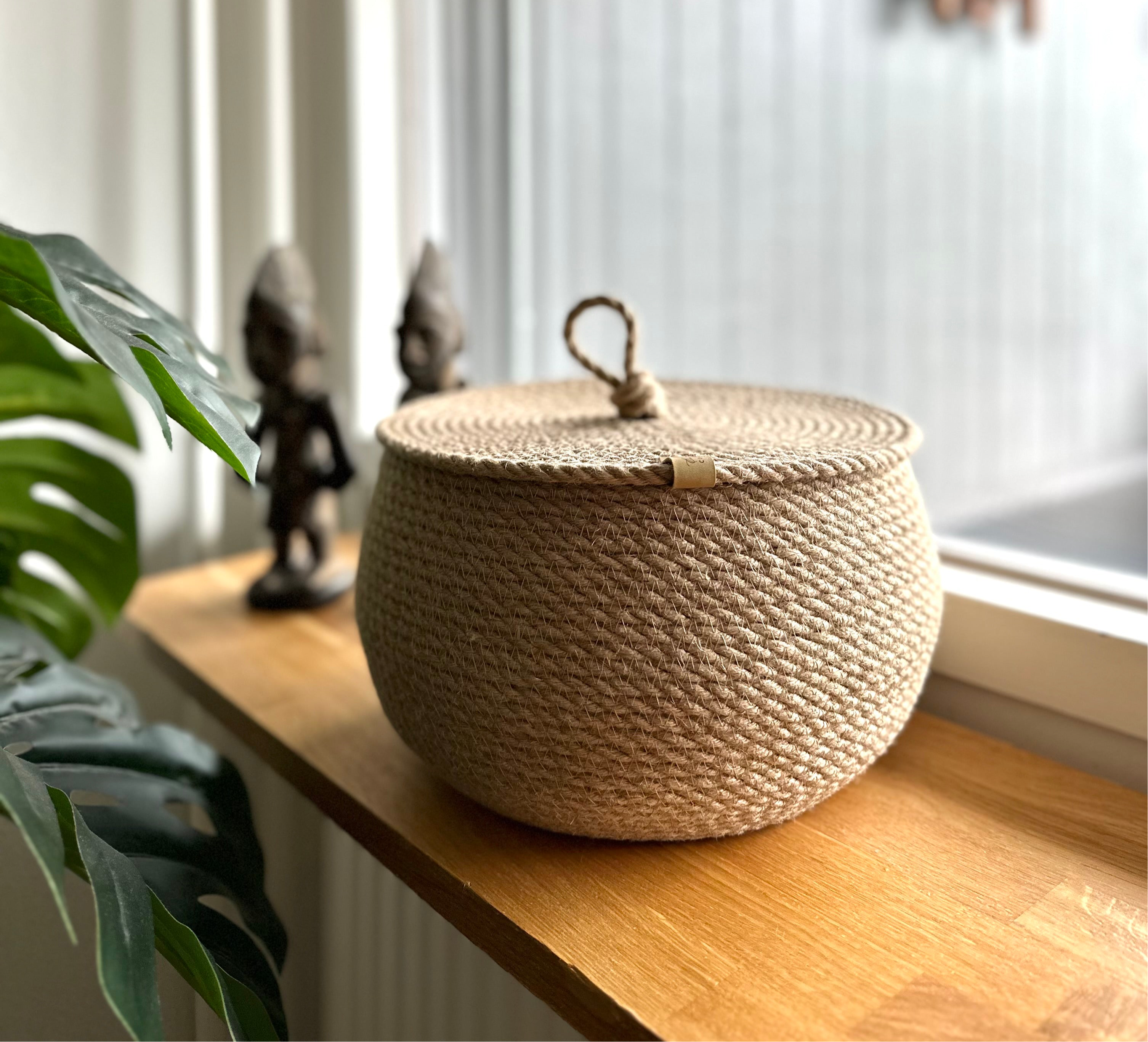 Rund jute kurv med låg, lavet i høj kvalitet. Velegnet til badeværelse, stue, køkken og soveværelse.