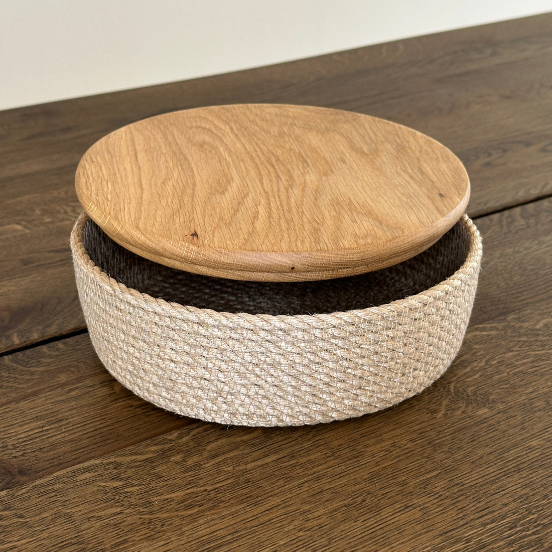 Håndlavet jutekurv med låg af egetræ. Et bæredygtigt tilbehør til opbevaring og servering.