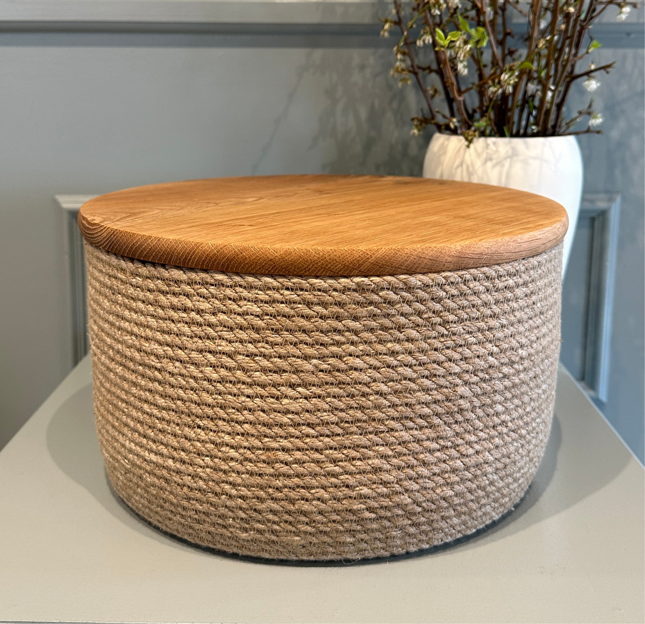 Bæredygtig kurv i jute med egetræslåg – funktionel og æstetisk til det nordiske hjem.