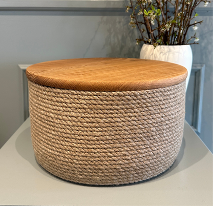 Bæredygtig kurv i jute med egetræslåg – funktionel og æstetisk til det nordiske hjem.