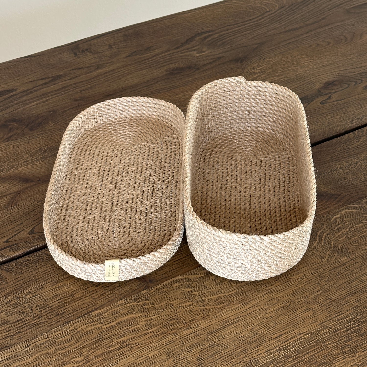 Elegant oval kurv af jute med låg, håndlavet i høj kvalitet. Perfekt til servering af brød og bestik på bordet.