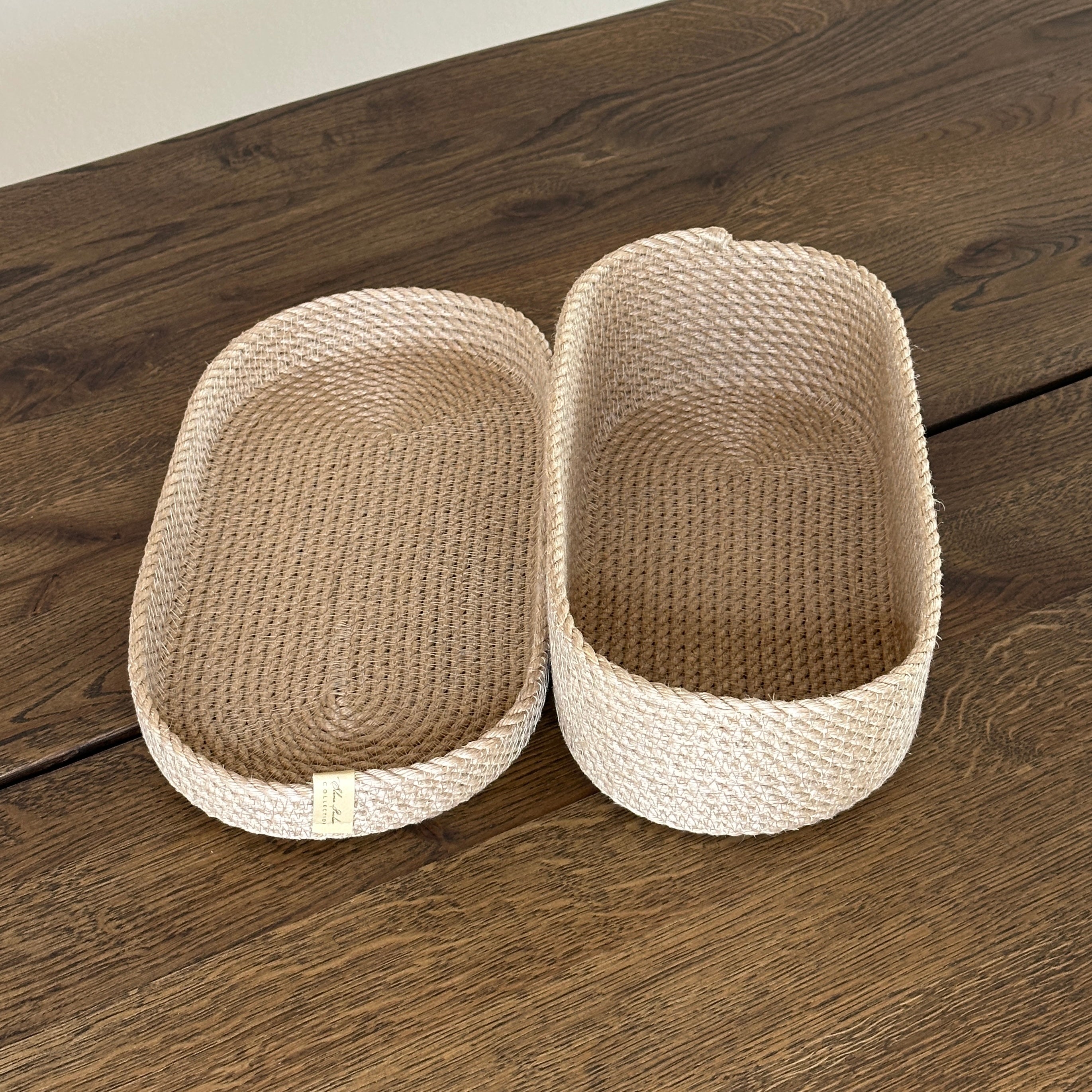 Elegant oval kurv af jute med låg, håndlavet i høj kvalitet. Perfekt til servering af brød og bestik på bordet.