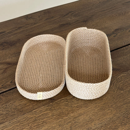 Elegant oval kurv af jute med låg, håndlavet i høj kvalitet. Perfekt til servering af brød og bestik på bordet.