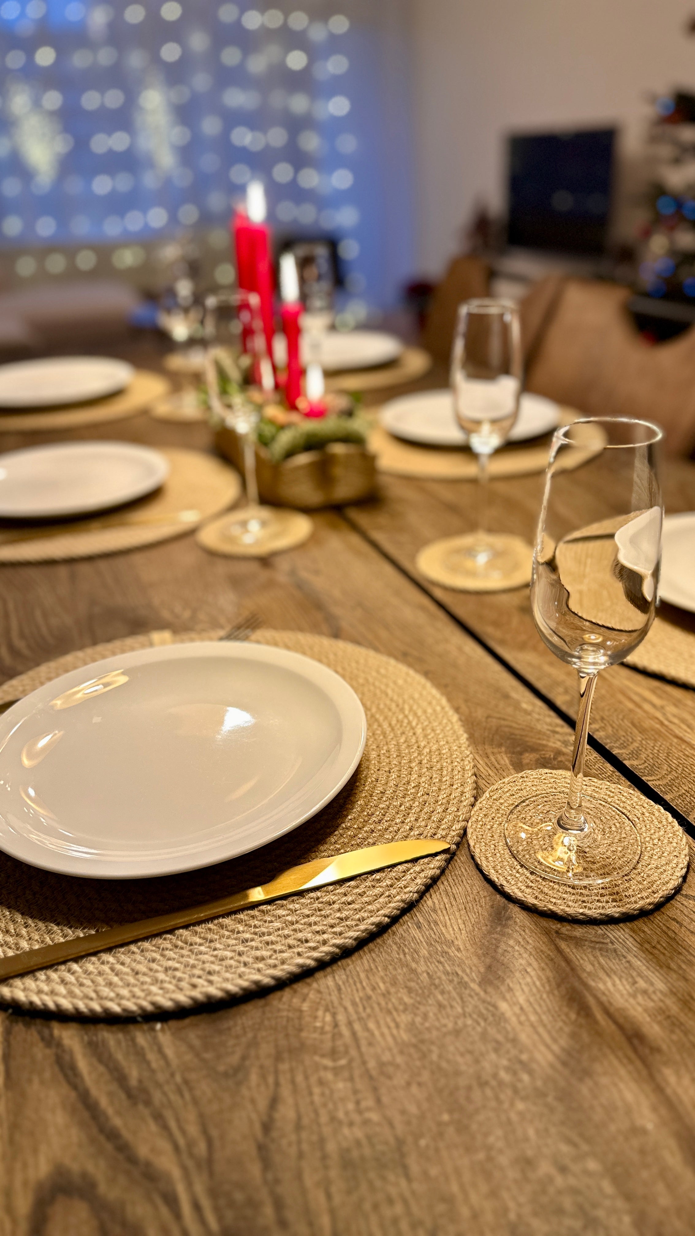 Varmt lys, levende lys og borddækning med jute tilbehør – dækkeservietter og glasbrikker i håndlavet kvalitet. Smukt, bæredygtigt og perfekt til festlige øjeblikke.