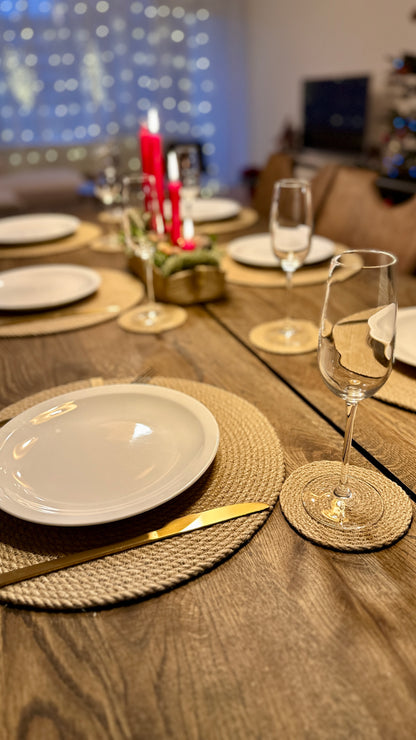 Varmt lys, levende lys og borddækning med jute tilbehør – dækkeservietter og glasbrikker i håndlavet kvalitet. Smukt, bæredygtigt og perfekt til festlige øjeblikke.