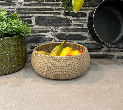 Lille håndlavet jutekurv, naturlig, til mange formål.