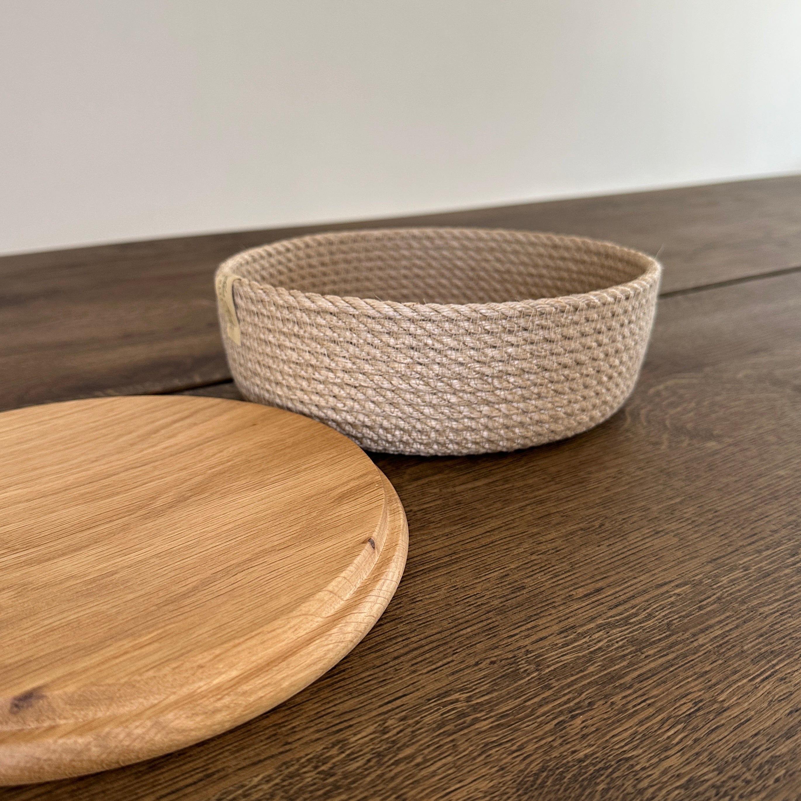 Rund kurv i slidstærk jute med låg i massivt egetræ. Velegnet til køkkenet og stuen.
