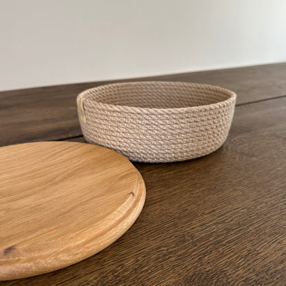 Rund kurv i slidstærk jute med låg i massivt egetræ. Velegnet til køkkenet og stuen.