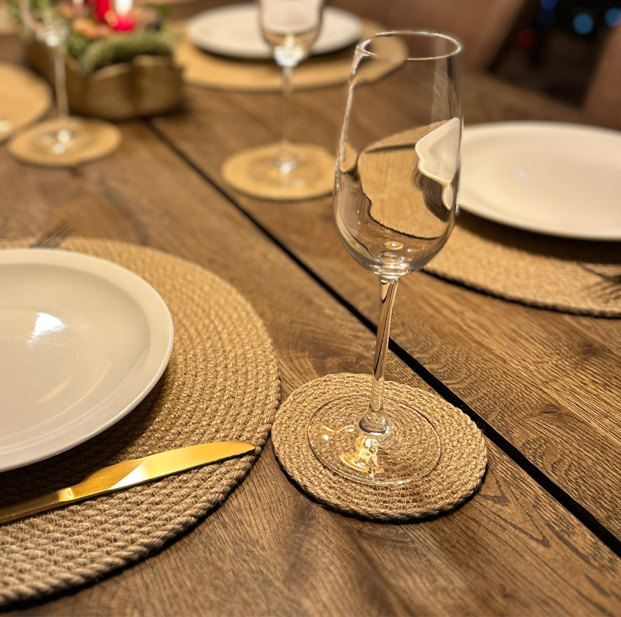 En elegant glasbrik i 100% jute, syet i høj kvalitet. Den kombinerer funktionalitet og enkelt nordisk design, som passer ind i enhver indretning.