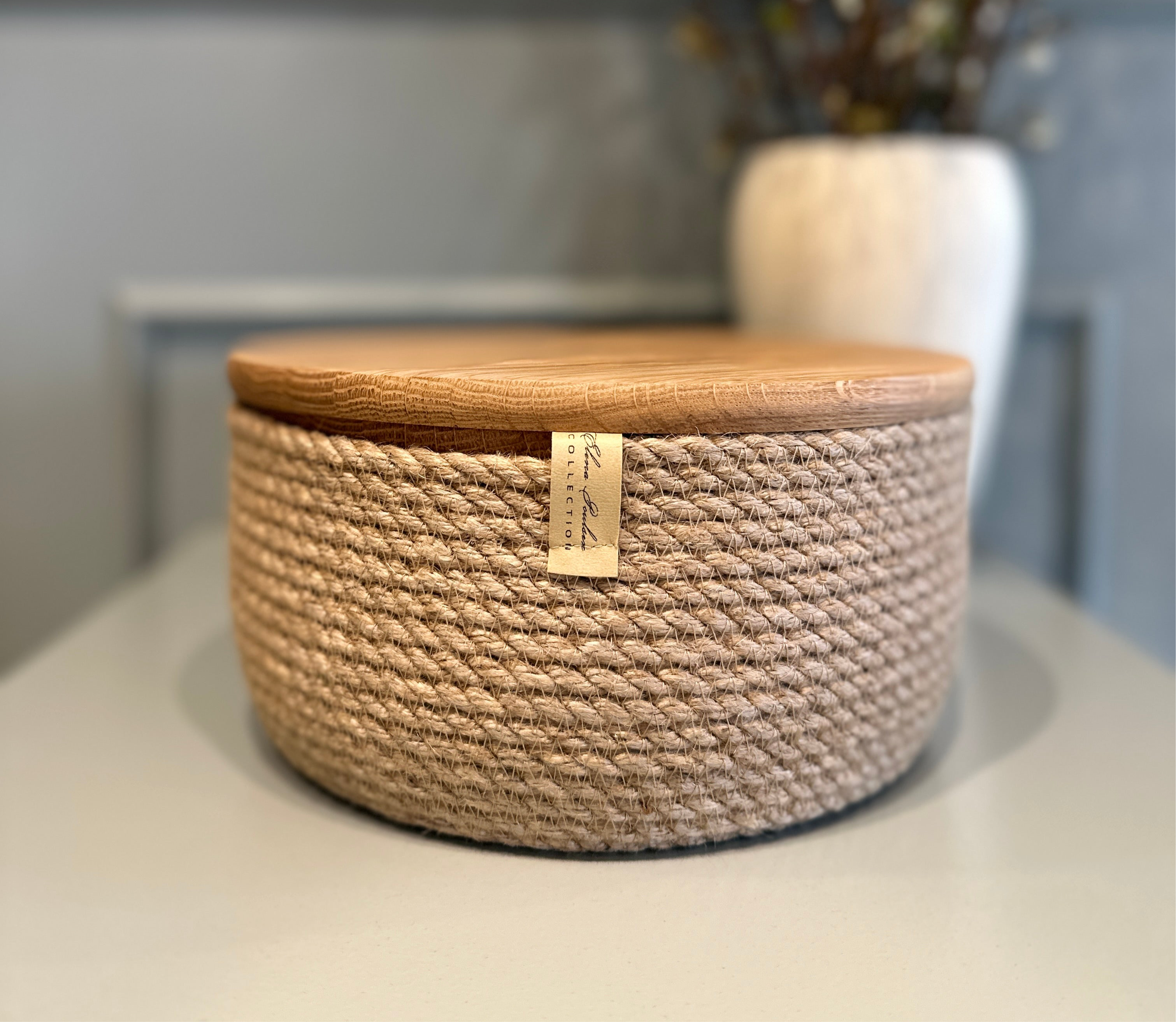 Håndlavet kurv i naturmaterialer – jute og massiv eg i en elegant kombination.