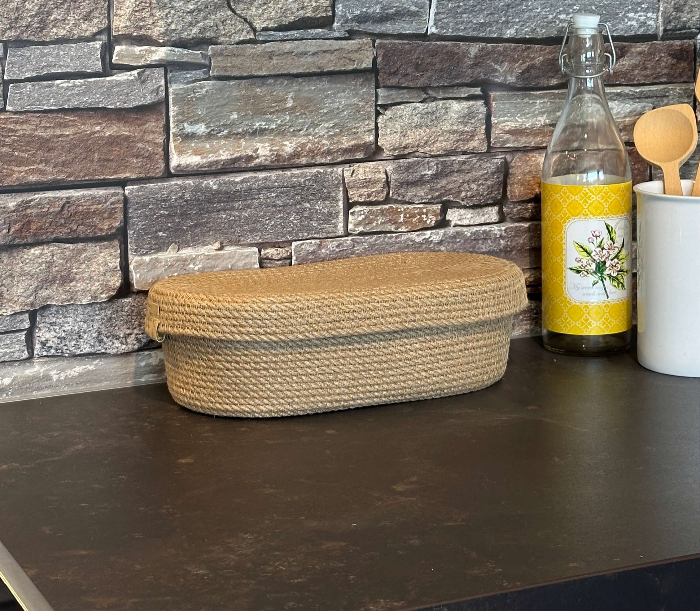 Oval jutekurv med låg, der smukt fuldender indretningen i hjemmet eller sommerhuset.