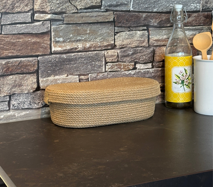 Oval jutekurv med låg, der smukt fuldender indretningen i hjemmet eller sommerhuset.