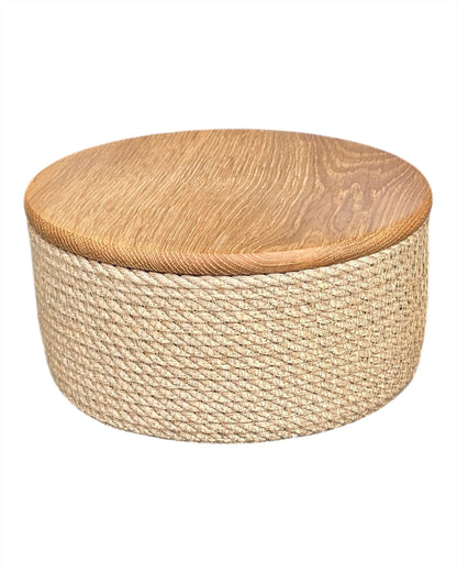 Naturlig jute kurv med låg af eg, håndarbejde i høj kvalitet til opbevaring og servering.