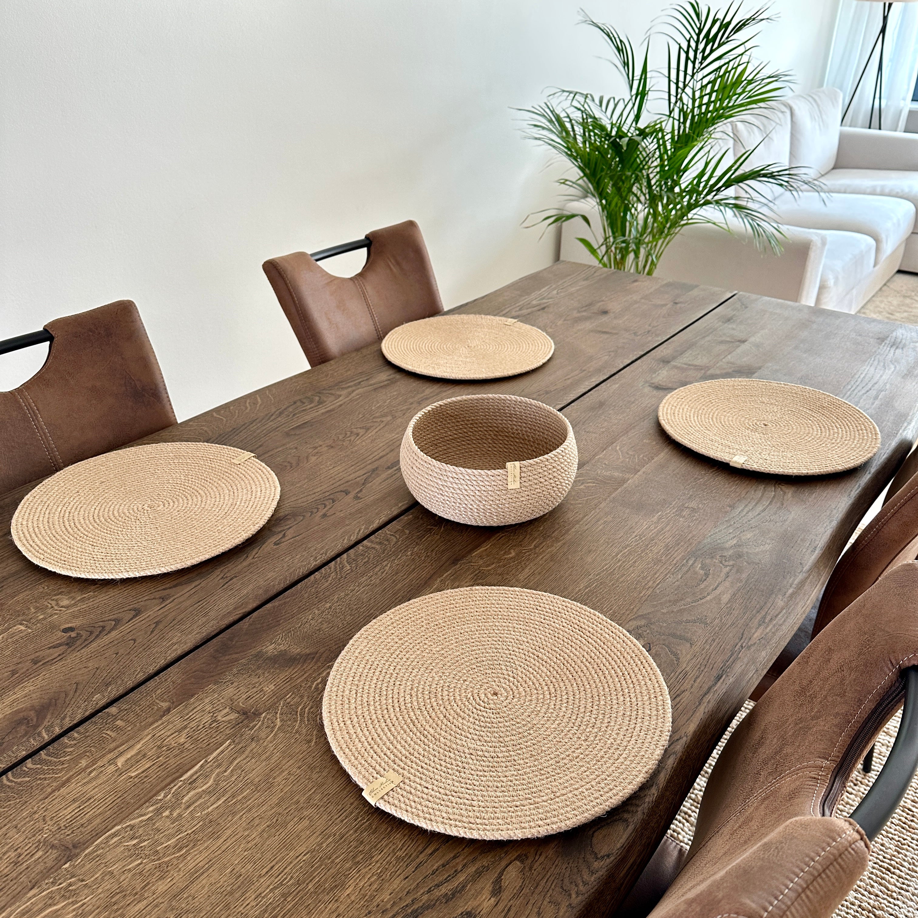 Håndlavet sæt: fire runde dækkeservietter Ø33 cm og en tøndeformet kurv 20×10 cm i jute. Bæredygtigt design, stærkt og holdbart materiale, alsidig anvendelse.