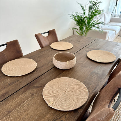 Håndlavet sæt: fire runde dækkeservietter Ø33 cm og en tøndeformet kurv 20×10 cm i jute. Bæredygtigt design, stærkt og holdbart materiale, alsidig anvendelse.