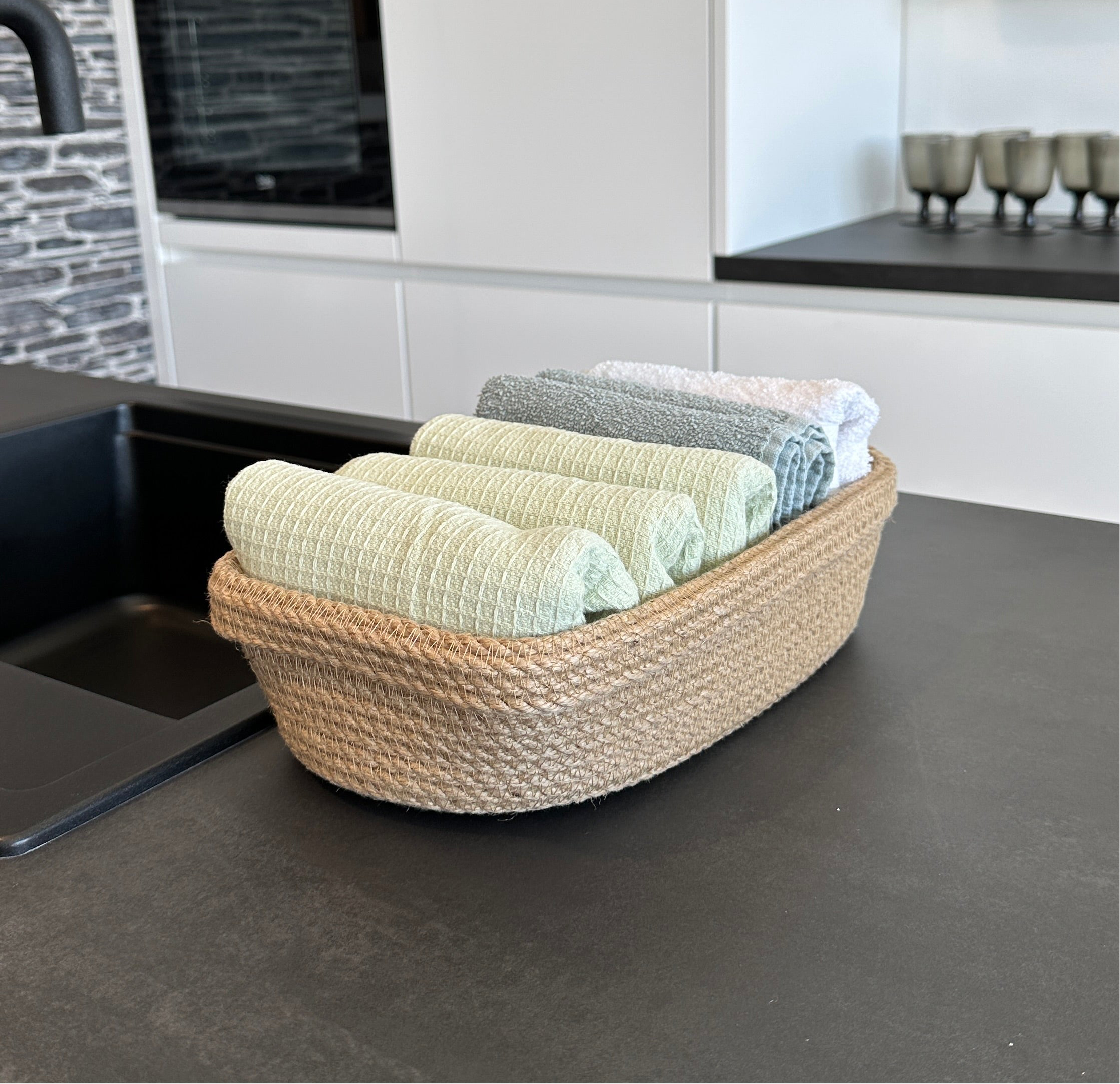 Alsidig oval kurv med ombuk af jute, håndlavet til stilfuld opbevaring og servering.