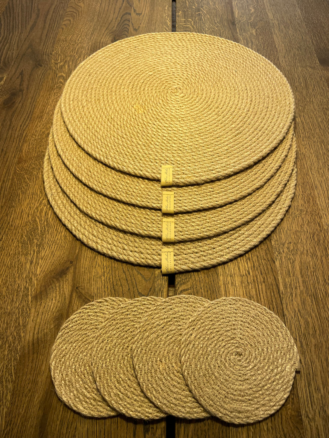 Dækkeserviet i jute, rund, natur (d35) - 4 stk. + Glasbrik i jute, rund, natur (d11) - 4 stk.