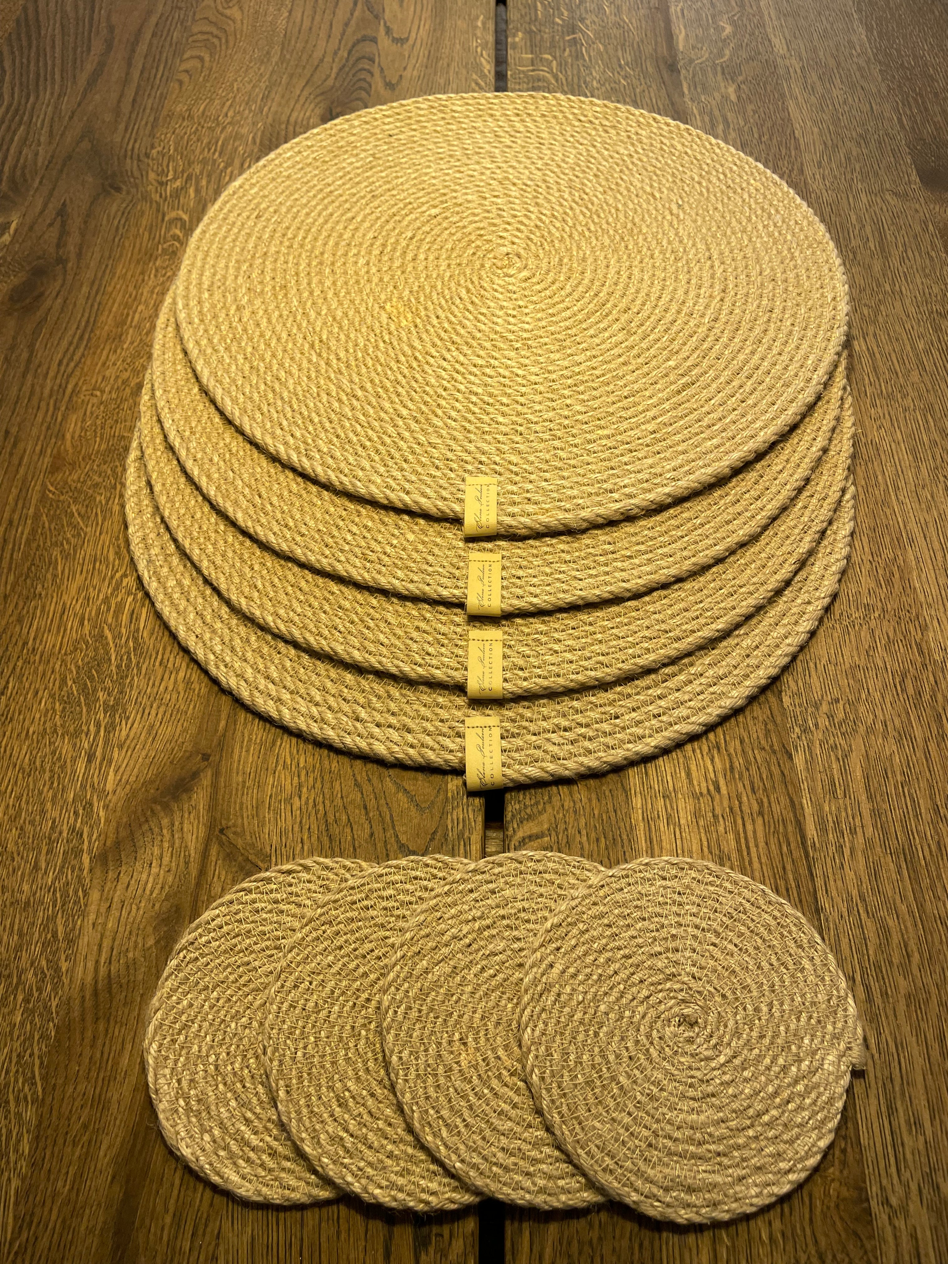 Dækkeserviet i jute, rund, natur (d35) - 4 stk. + Glasbrik i jute, rund, natur (d11) - 4 stk.