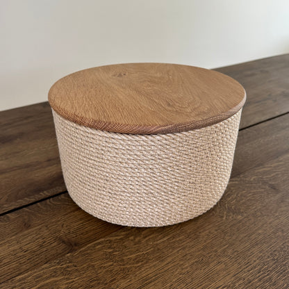 Rund håndlavet kurv af jute med låg i massivt egetræ. Et bæredygtigt og stilfuldt valg til opbevaring og servering.