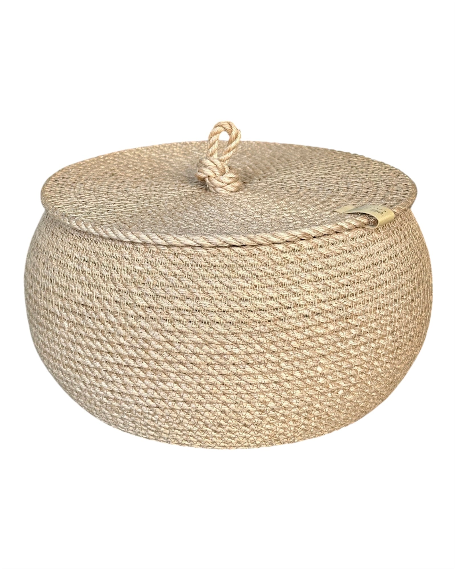 Håndlavet kurv af naturlig jute i tøndeform, diameter 22 cm, højde 14 cm, med fladt låg og praktisk hank i form af en løkke.