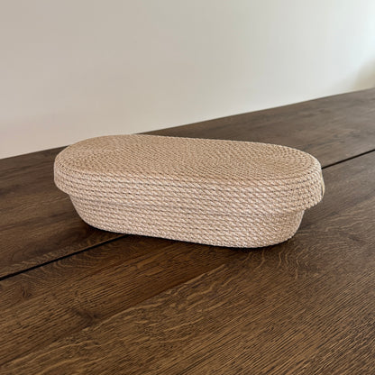 Oval håndlavet jutekurv med låg i høj kvalitet. Ideel til servering af brød og bestik.