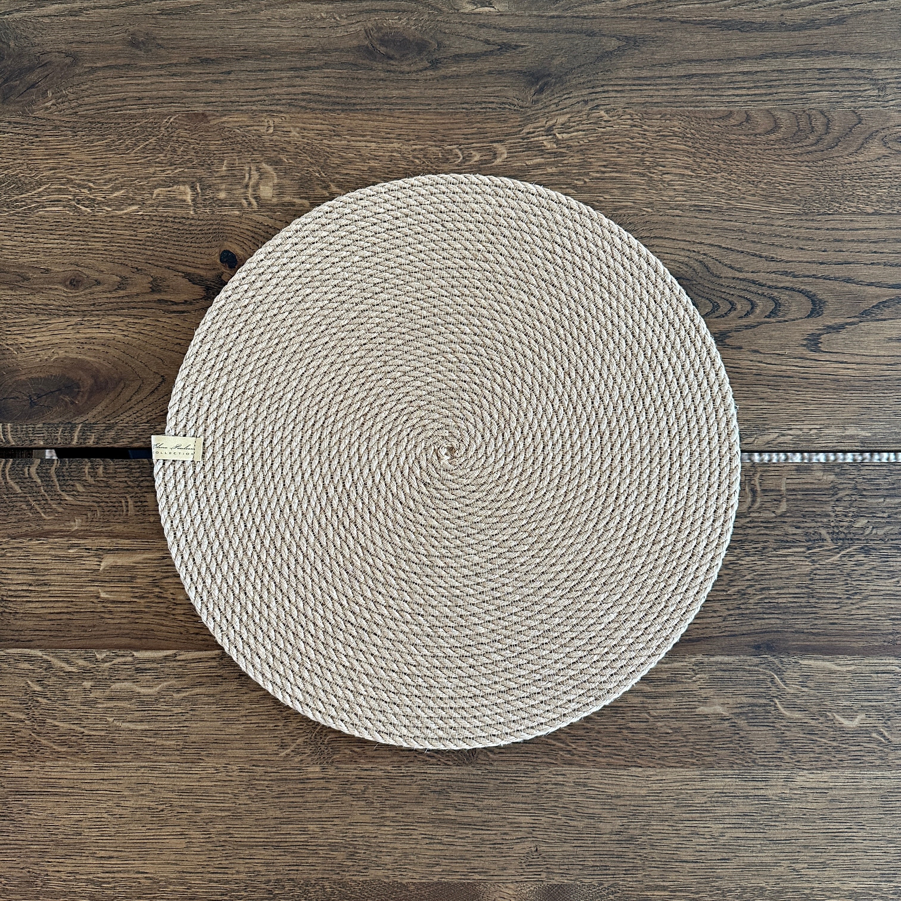 Naturlig jute dækkeserviet 37 cm, perfekt til tallerken og bestik.