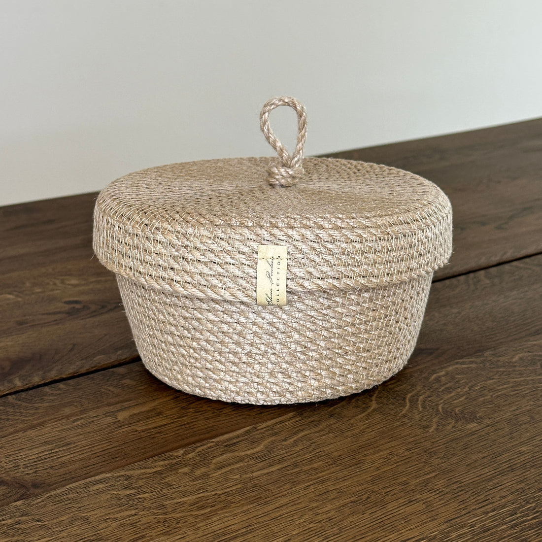 Håndlavet jutekurv med låg og løkke til nem åbning. Et naturligt og stilfuldt valg til opbevaring