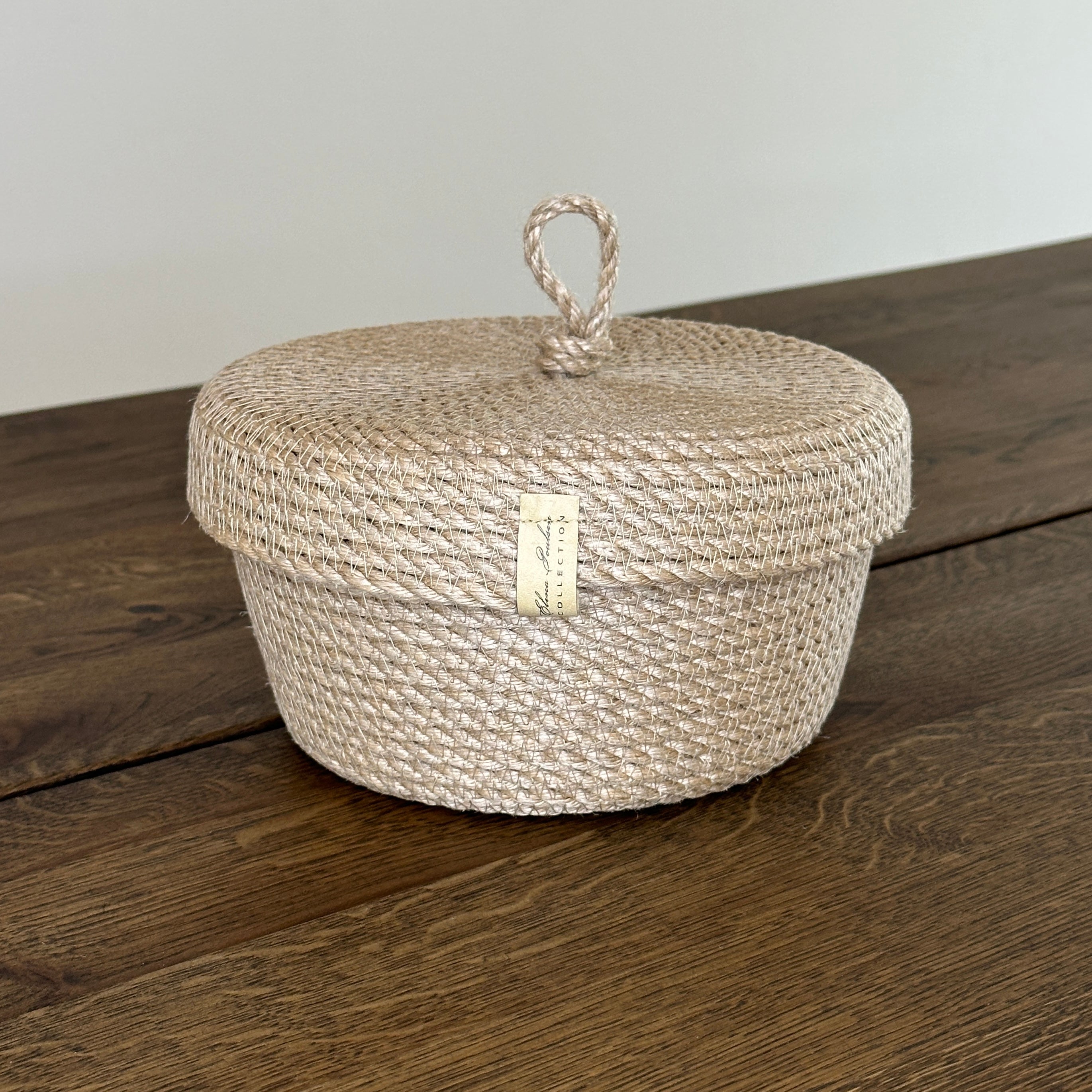 Håndlavet jutekurv med låg og løkke til nem åbning. Et naturligt og stilfuldt valg til opbevaring