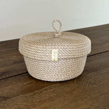 Håndlavet jutekurv med låg og løkke til nem åbning. Et naturligt og stilfuldt valg til opbevaring