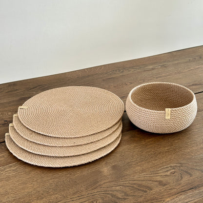 Serveringssæt: fire runde dækkeservietter af jute Ø37 cm samt en tøndeformet kurv 20×10 cm. Håndlavet i bæredygtige materialer med gylden jute.