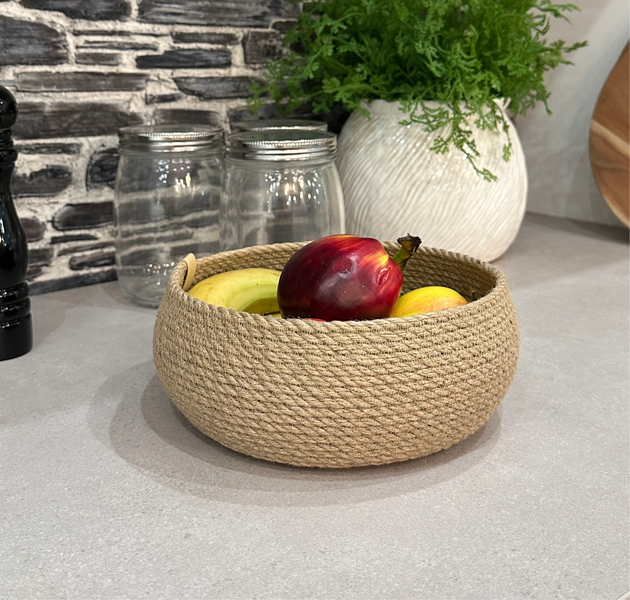 Kompakt håndlavet jutekurv i høj kvalitet, robust og alsidig.