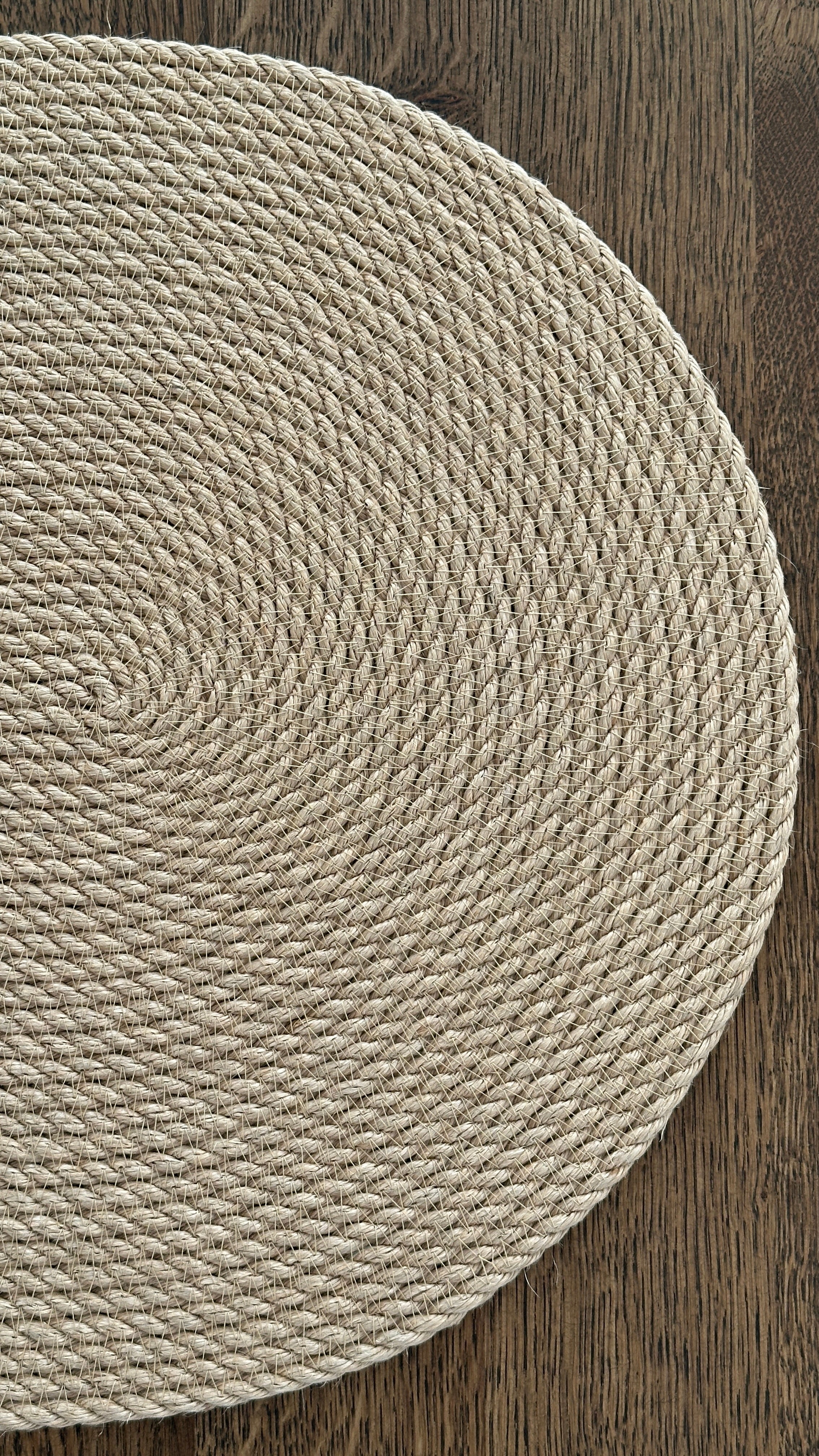 Tekstur af håndlavet jutedækkeserviet med upåklagelig kvalitet og bæredygtige materialer.
