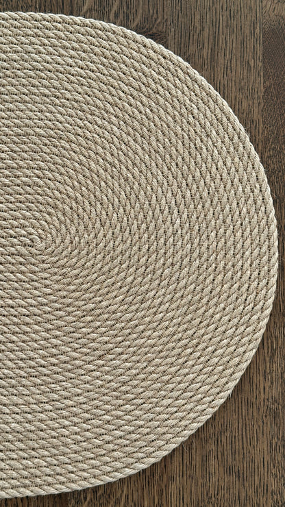 Tekstur af håndlavet jutedækkeserviet med upåklagelig kvalitet og bæredygtige materialer.
