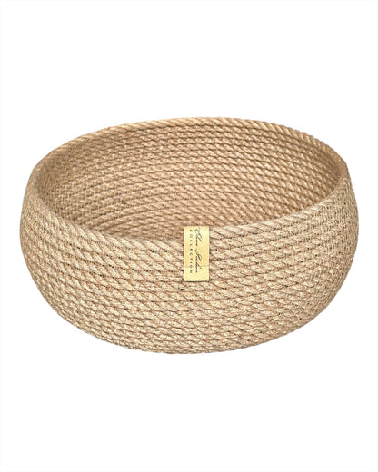 Lille rund jutekurv Ø20×10 cm, håndlavet, til servering af brød, frugt og slik eller opbevaring af nøgler og smykker.