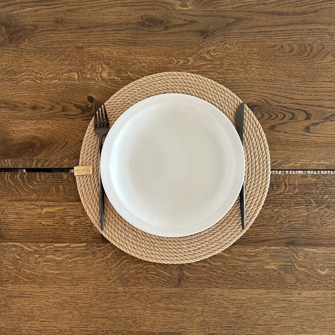 Rund håndlavet jutedækkeserviet, holdbar og bæredygtig, perfekt til borddækning og beskyttelse af bordet.