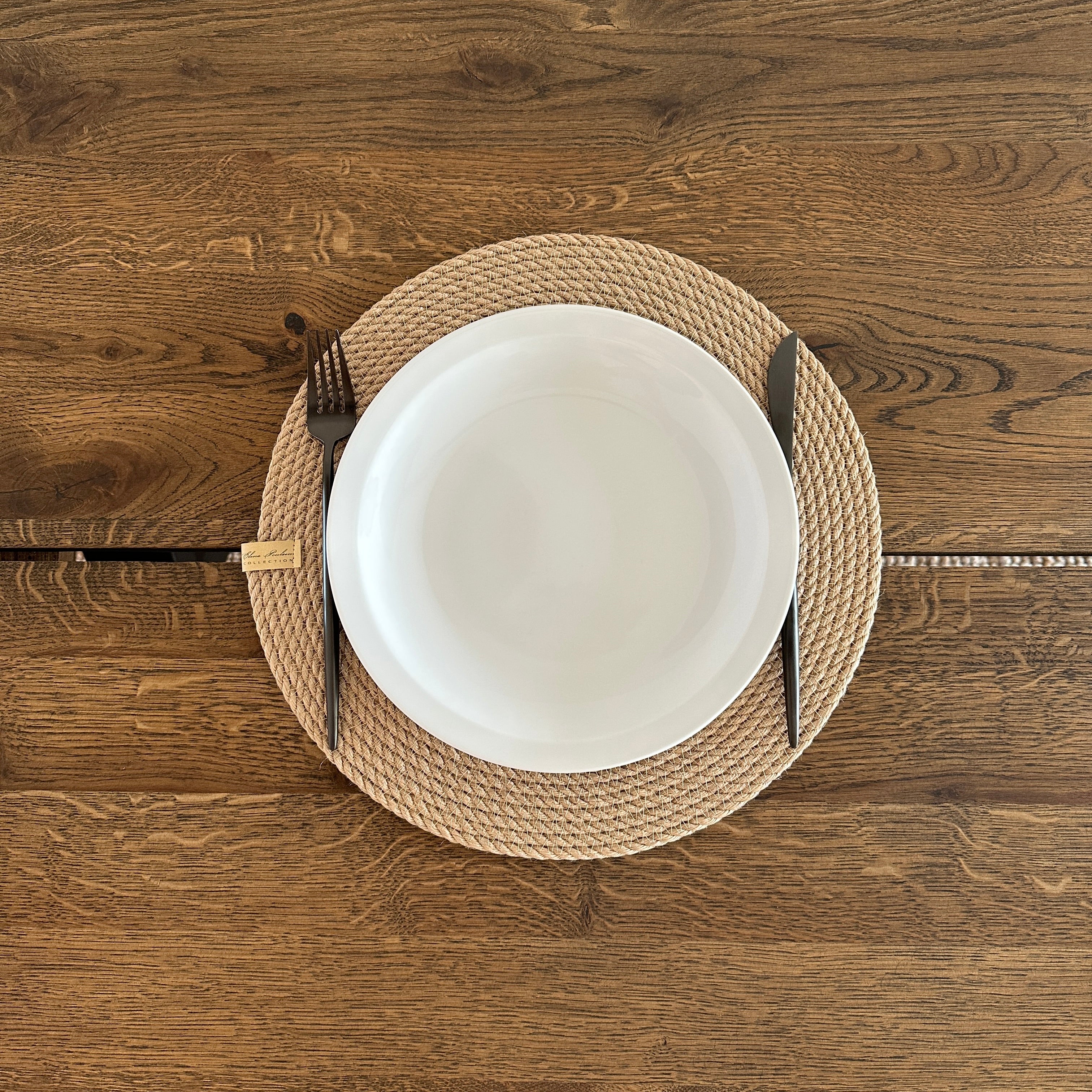 Rund håndlavet jutedækkeserviet, holdbar og bæredygtig, perfekt til borddækning og beskyttelse af bordet.