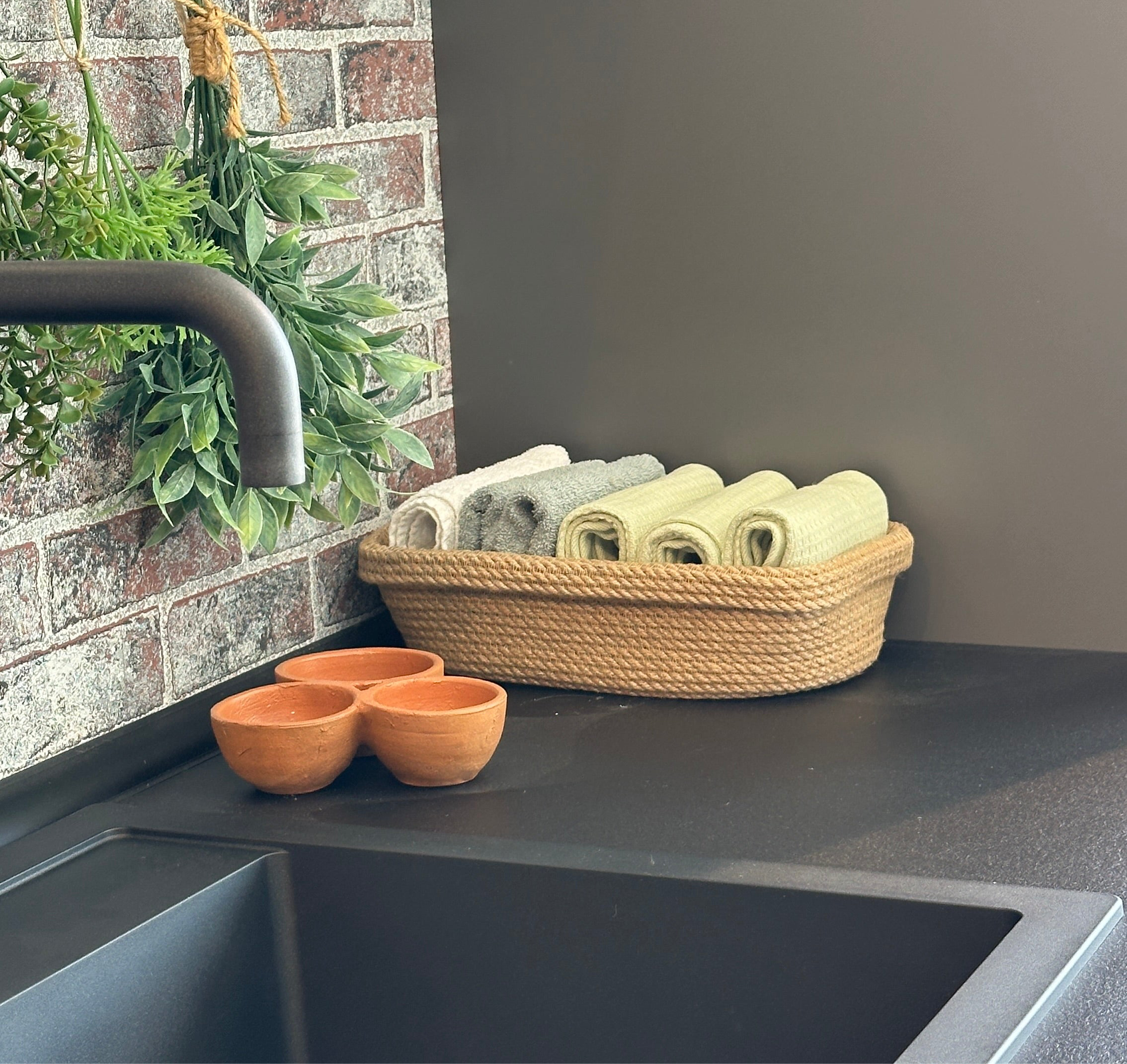 Oval kurv med ombuk af stærk jute, håndlavet til pæn opbevaring i køkkenet.