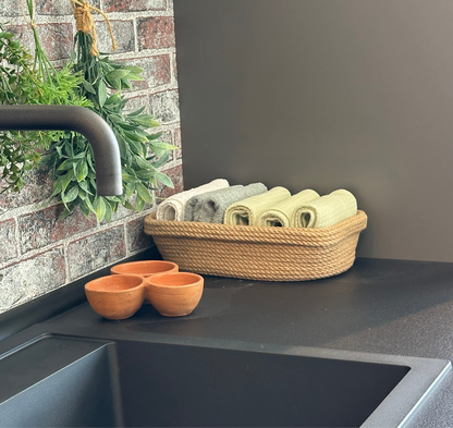 Oval kurv med ombuk af stærk jute, håndlavet til pæn opbevaring i køkkenet.