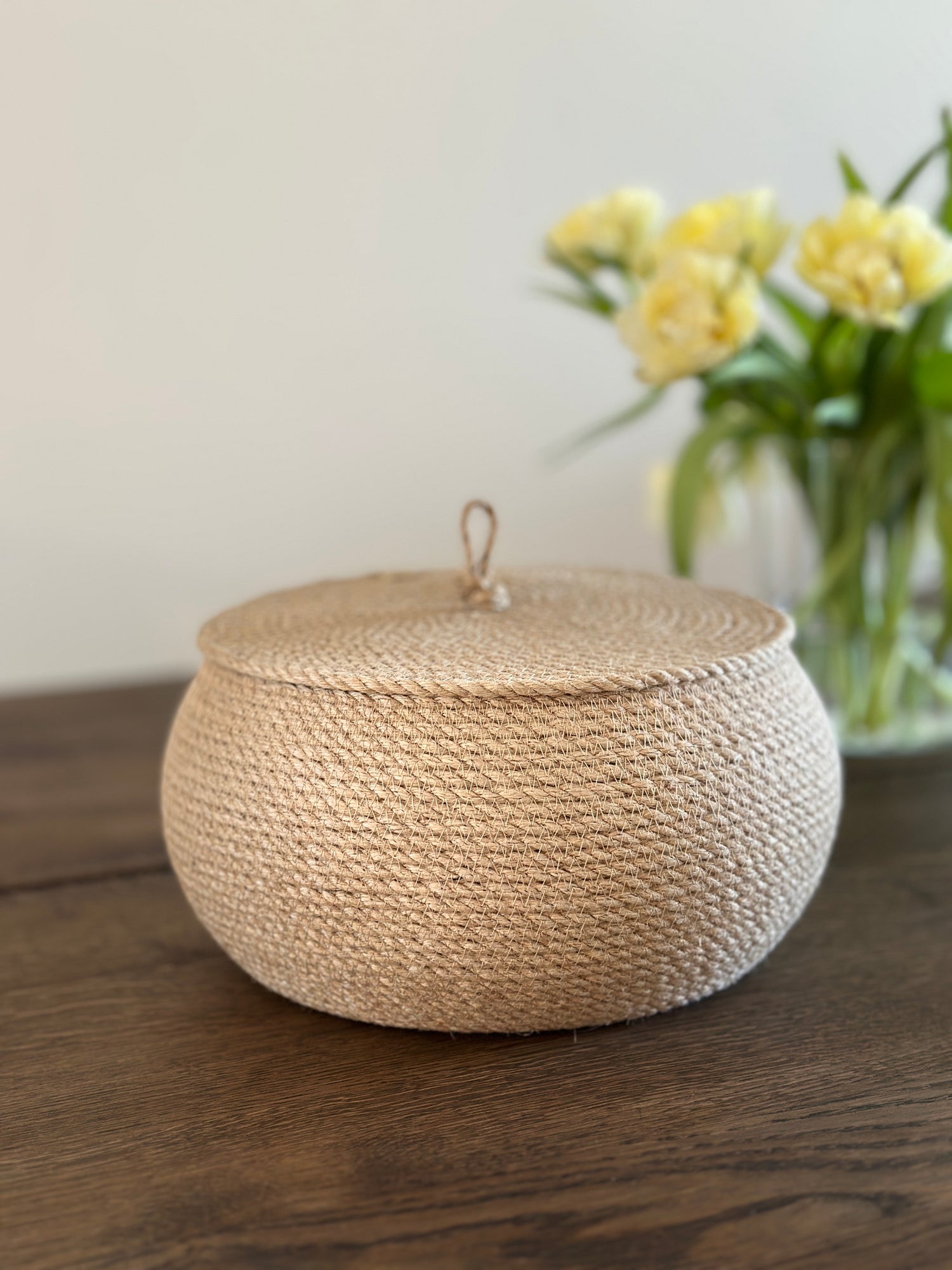 Jutekurv med låg i rund tøndeform. Håndlavet og perfekt til naturlig opbevaring i hjemmet.