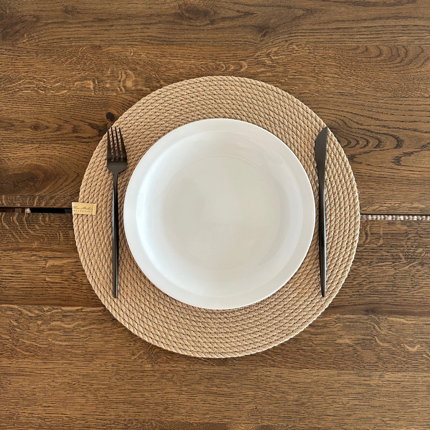 Rund håndlavet jutedækkeserviet, holdbar og bæredygtig, perfekt til borddækning og beskyttelse af bordet.