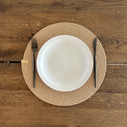 Rund håndlavet jutedækkeserviet, holdbar og bæredygtig, perfekt til borddækning og beskyttelse af bordet.