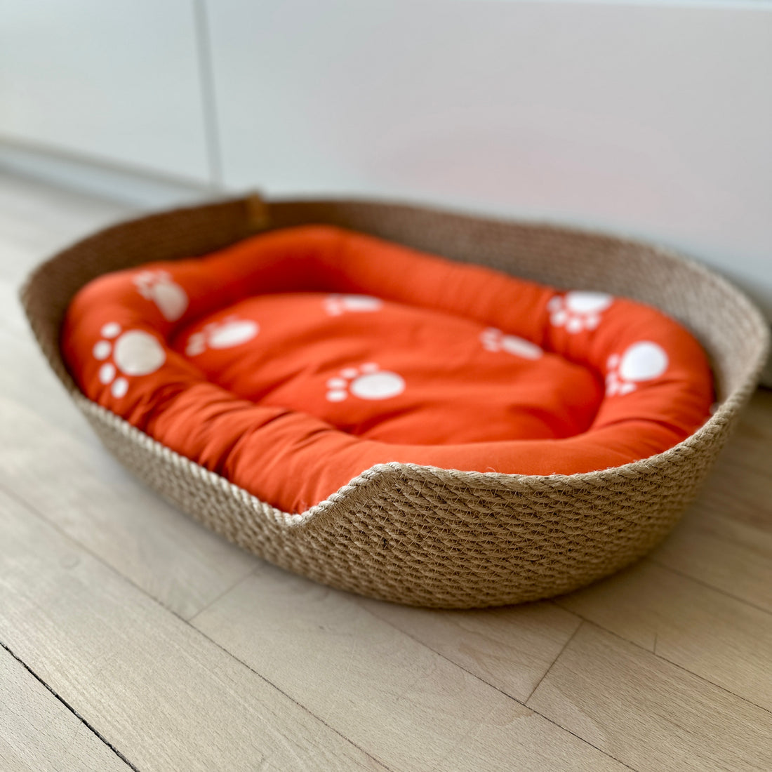 Bæredygtigt håndværk: håndlavet juteseng til kæledyr med komfortabel pude.