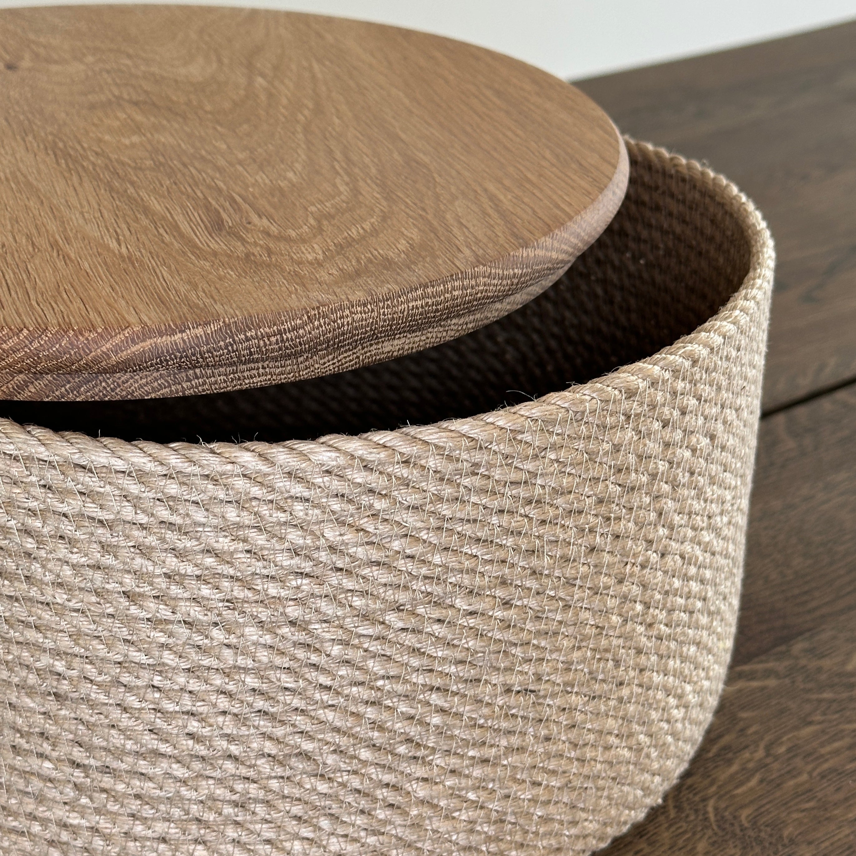 Håndlavet jutekurv med låg af egetræ. Et alsidigt produkt til både opbevaring og borddækning.