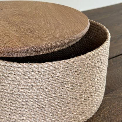 Håndlavet jutekurv med låg af egetræ. Et alsidigt produkt til både opbevaring og borddækning.