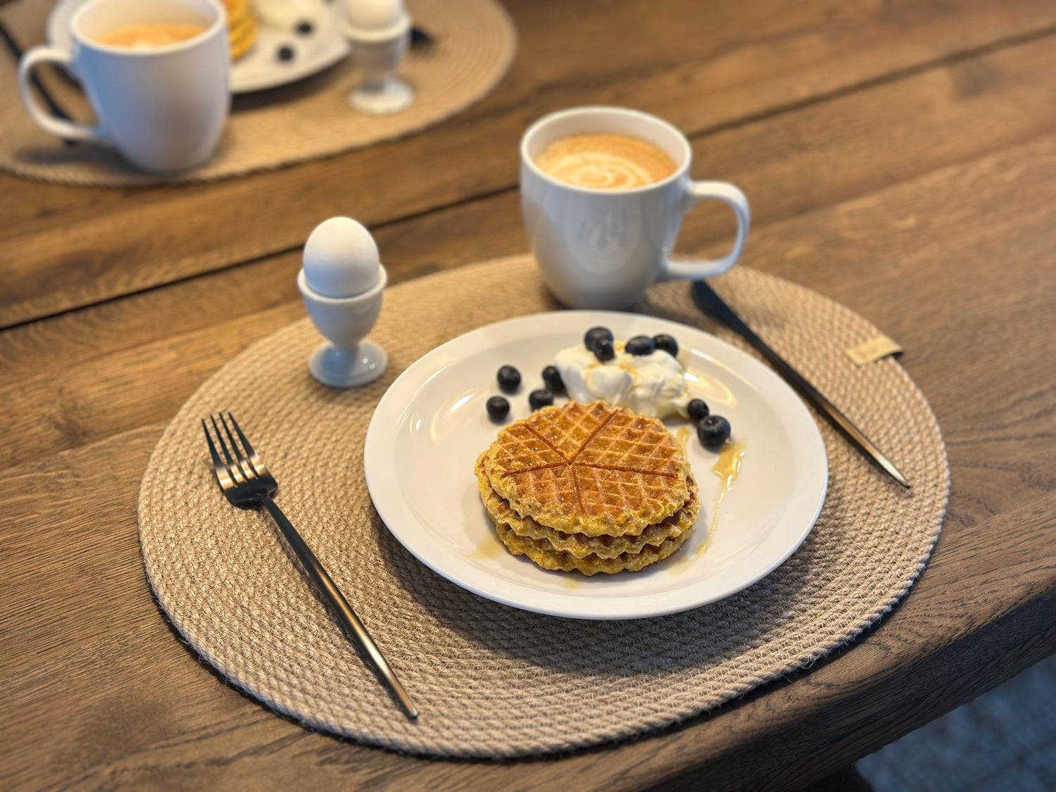 Oval jutedækkeserviet i høj kvalitet, ideel til både daglig og festlig borddækning.
