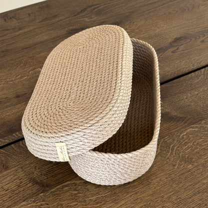 Kurv i oval form af naturjute med låg. Et alsidigt produkt i høj kvalitet til opbevaring og borddækning, perfekt til brød og bestik.