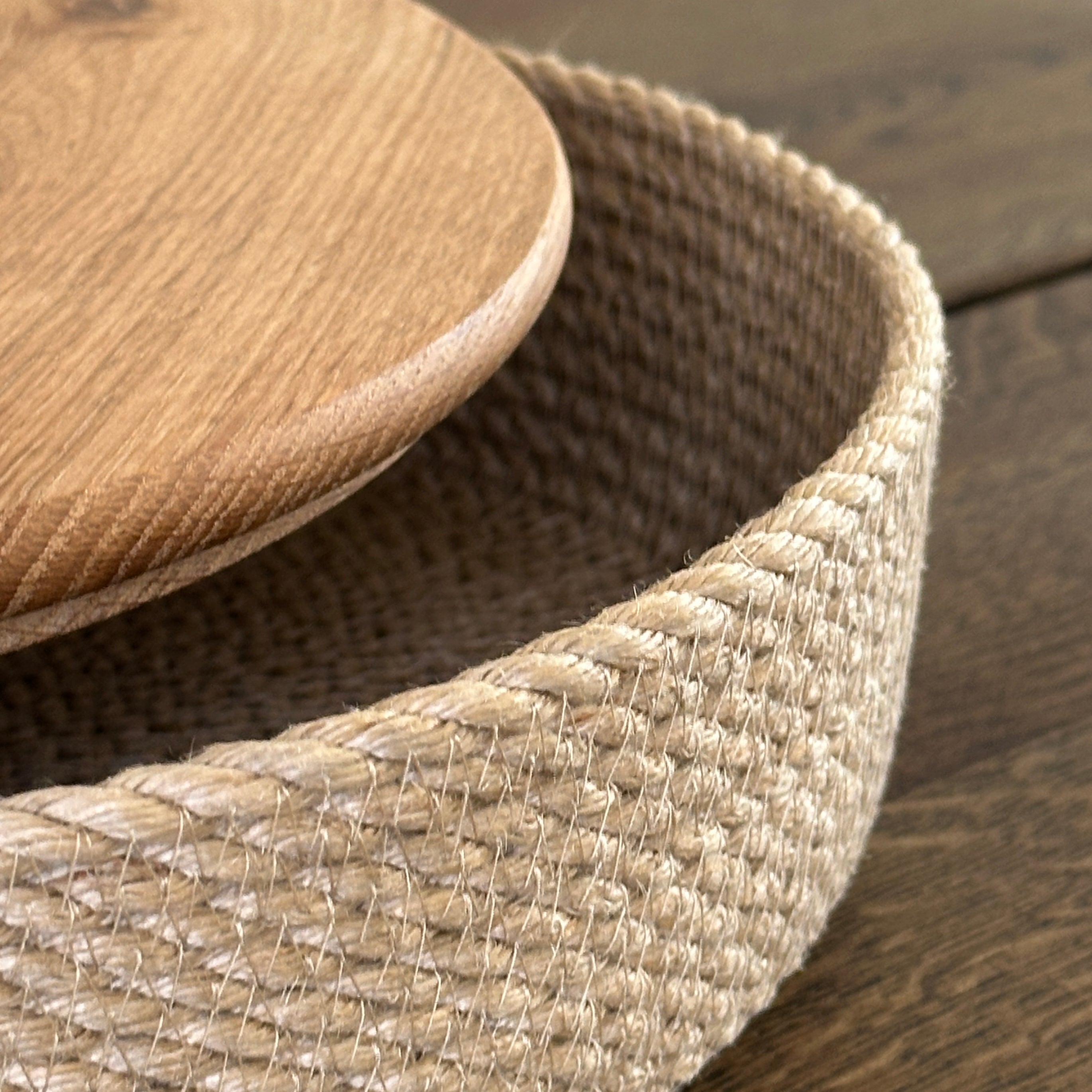 Elegant lav kurv i slidstærk jute med låg. En praktisk detalje til både indretning og borddækning.