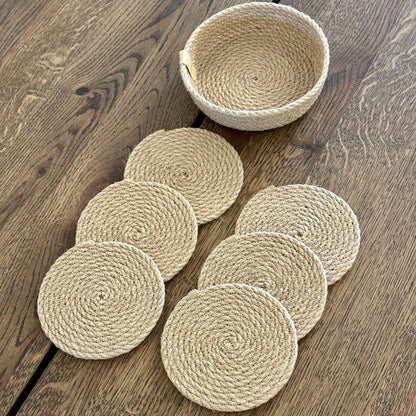 Seks glasbrikker i stærk gylden jute (11 cm) i en kompakt kurv — et stilfuldt og hyggeligt tilbehør til hjemmet. Håndlavet med fokus på høj kvalitet, bevarer bordets overflade fri for pletter, ridser og krusmærker.