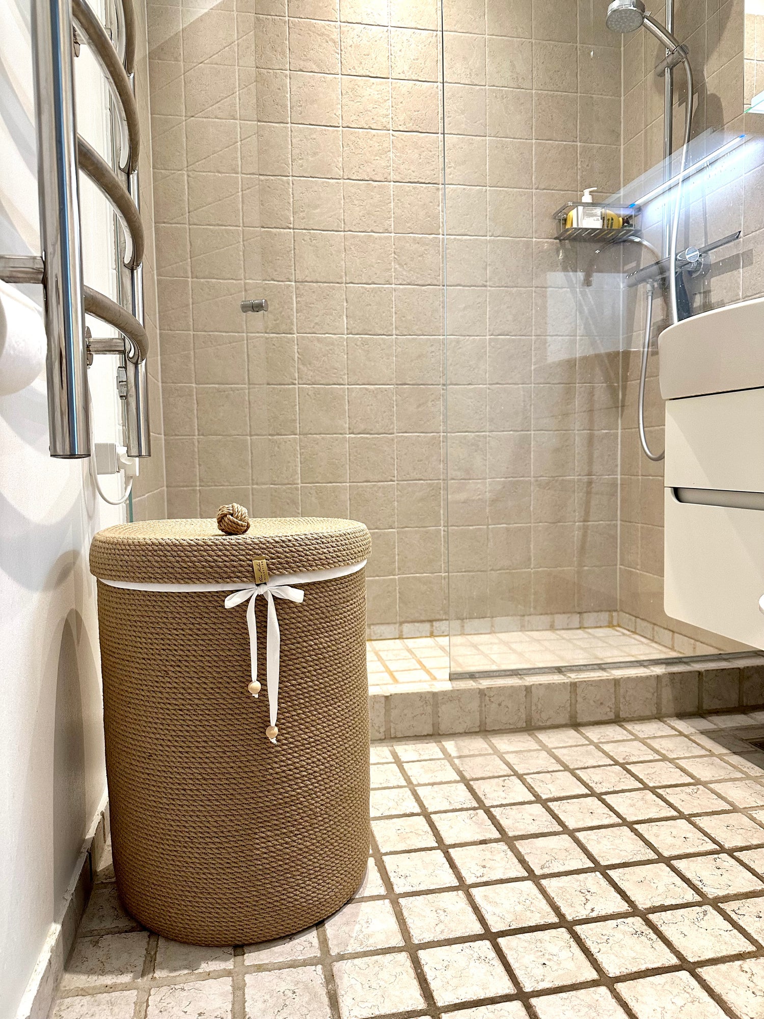 Håndlavet kurv i naturjute med låg og stofpose indeni – perfekt til opbevaring på badeværelset